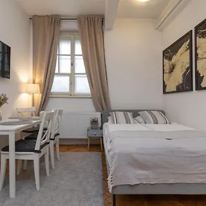  Apartmán Cozy Local Naplavka In Center